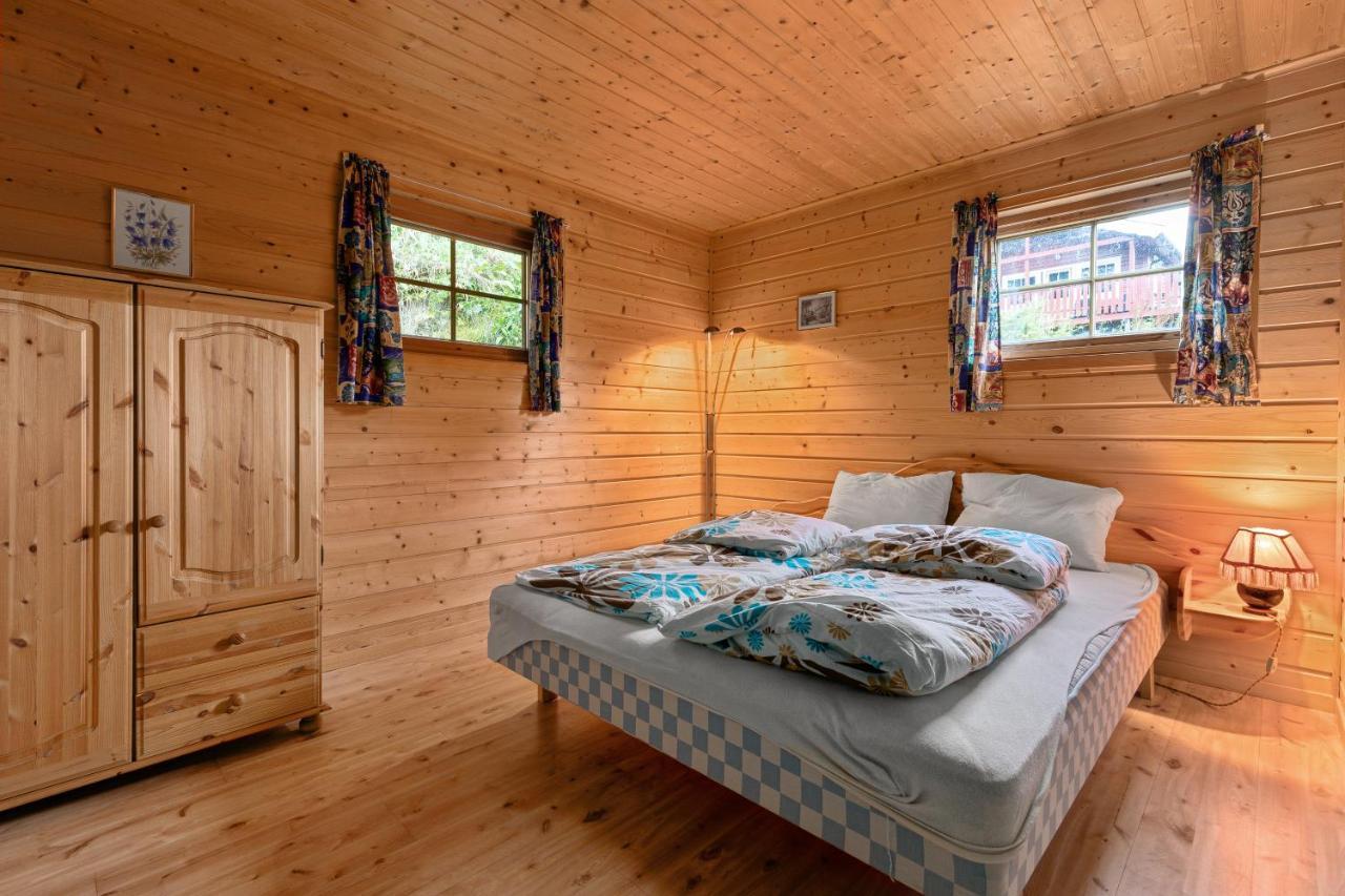 Cabin Alongside The Beautiful Fjaerlandsfjord Exterior foto