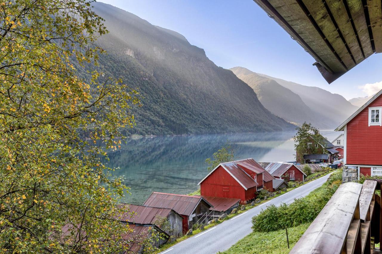 Cabin Alongside The Beautiful Fjaerlandsfjord Exterior foto
