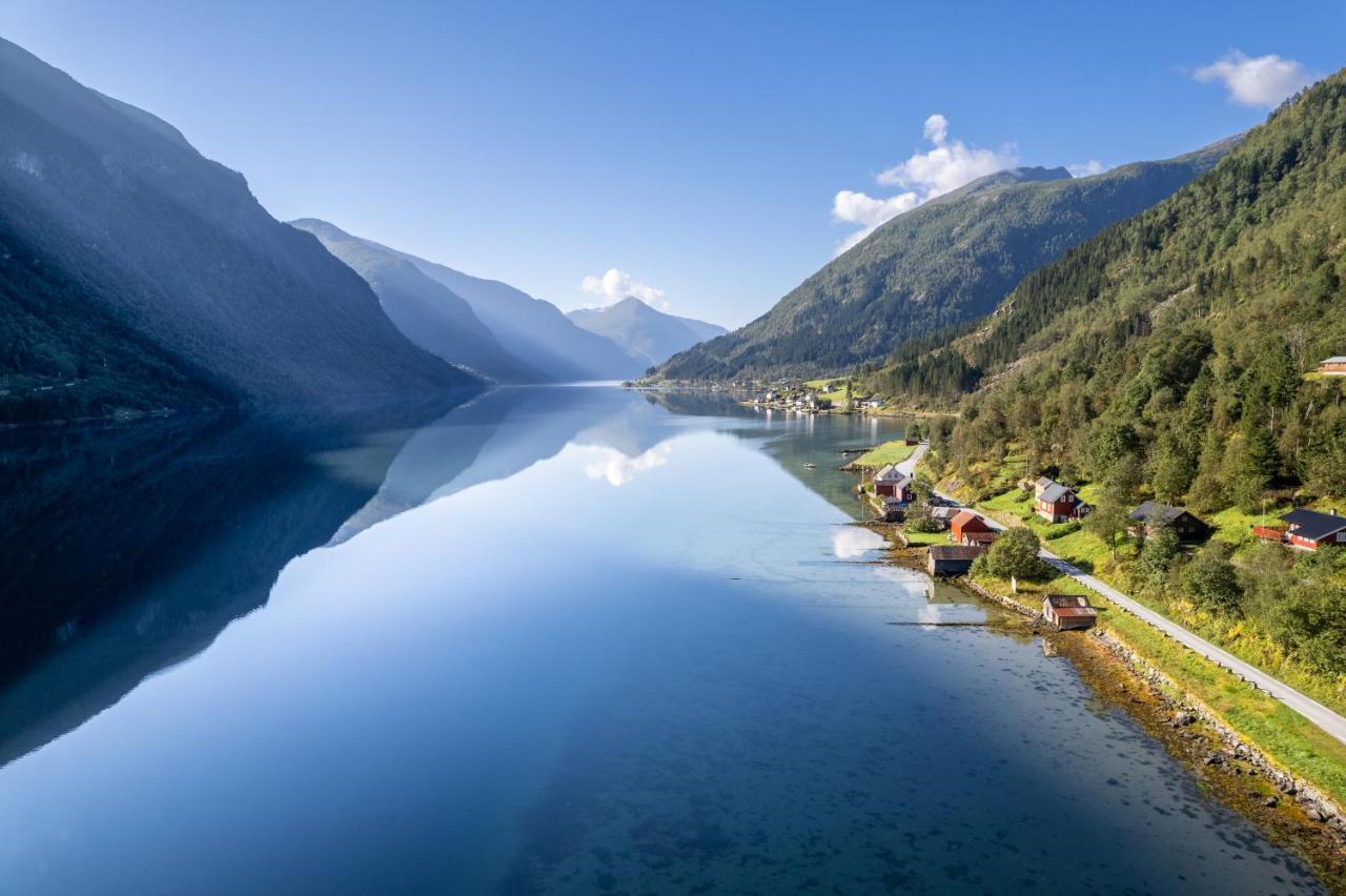 Cabin Alongside The Beautiful Fjaerlandsfjord Exterior foto